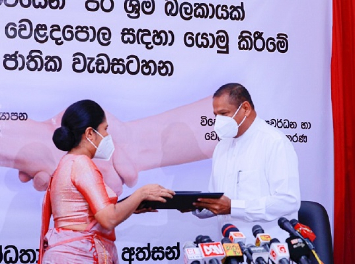 සුරක්ෂිත විදේශ රැකියාවක් වෙනුවෙන් රාජ්‍ය අමාත්‍යාංශ ද්විත්වයක් අවබෝධතා ගිවිසුමකට අත්සන් තබයි