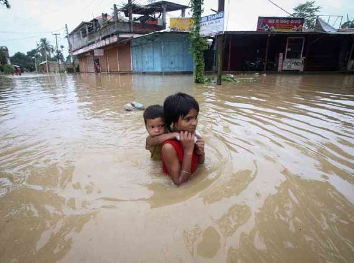 ජල ගැලීම් නිසා බංගලාදේශයේ ජන ජීවිතයට තර්ජන