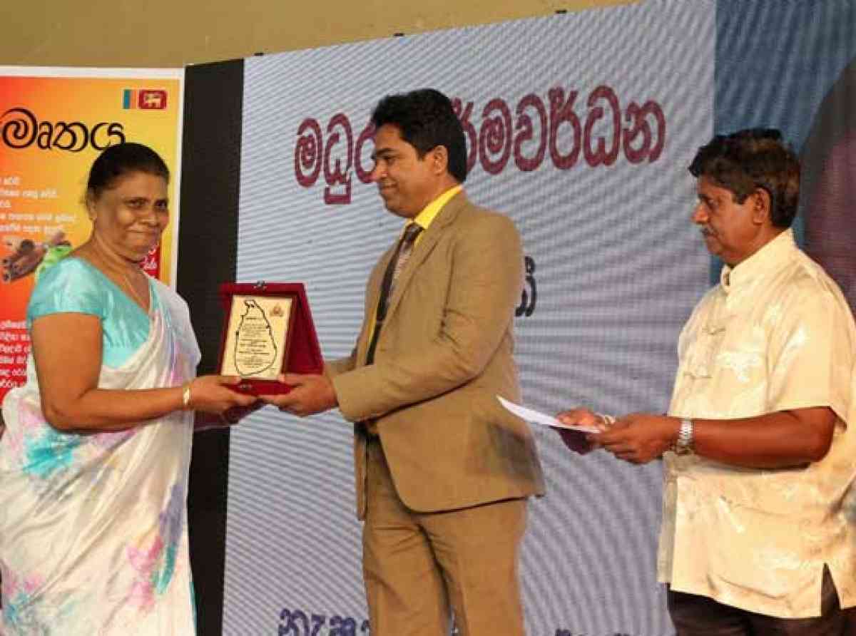 කම්කරුවන්ගේ වෘත්තීය අයිතීන් වෙනුවෙන් කැපවූ මයුරා ධර්මවර්ධන සම්මානයෙන් පිදුම් ලබයි