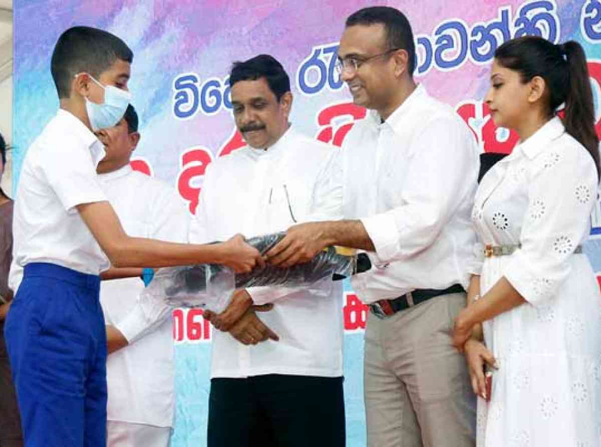 විගමනික ශ්‍රමිකයින්ගේ දූ දරුවන්ට කාර්යාංශයෙන්  ශිෂ්‍යත්ව හා පාසල් උපකරණ