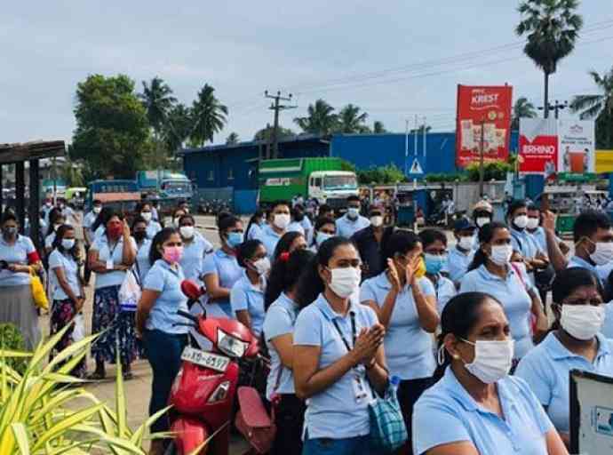 “අපි උපයපු ඩොලර් කෝ?”  කුසගින්නේ වැඩ කරන ඇඟලුම් කම්කරුවෝ