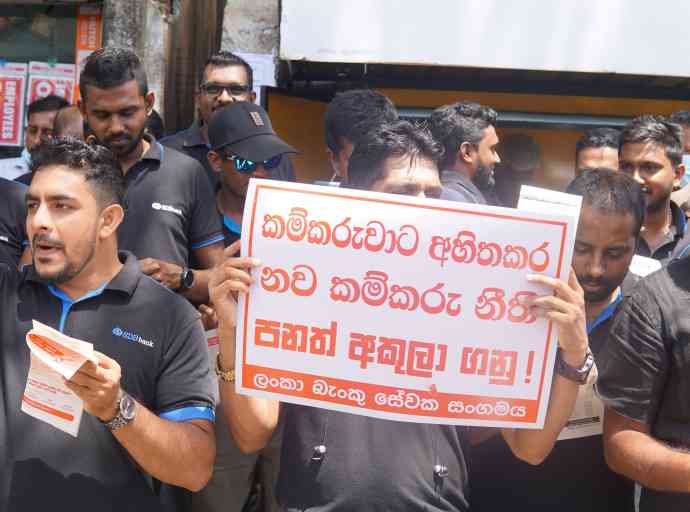 මෑන් පවර් නීතිගත කරන, අයිතිවාසිකම් නැති කරන අත්‍යවශ්‍ය සේවා නම් කිරීමේ බලය ලැබෙන දේශපාලන අරමුදල් පිහිටුවීමට ඉඩ ලැබෙන අලුත් කම්කරු පනත